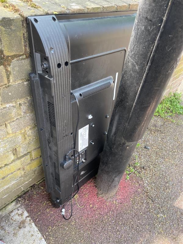 This week’s contribution to this fly tipping site is a television. -Flat A, 23 Eliot Park, Blackheath, London, SE13 7EG