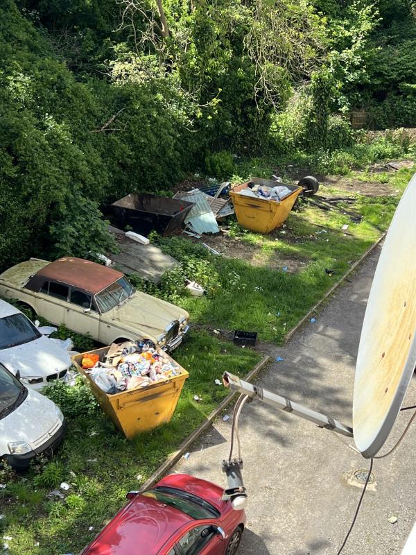 Hi ! I want to report that around our building is full of trash and rubbish. Please help us because we have been reported this in the past but nobody has been doing anything about it and we have right to live in a safe environment! -SE6 3NF Southend Lane 