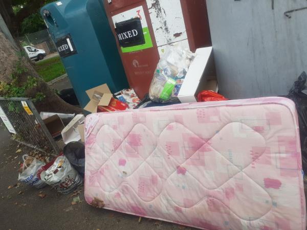 household flytipping on going at this site large amount removed. -7 Norfolk Road, RG30 2EG, England, United Kingdom