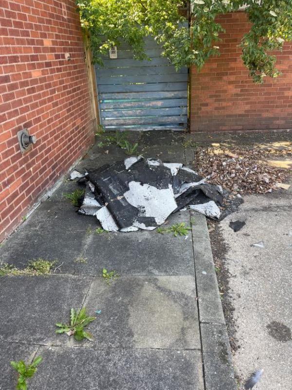 Please clear flytip of roofing materials
Reported via Fux My Street-71 Aldersgrove Avenue, Grove Park, London, SE9 4PH