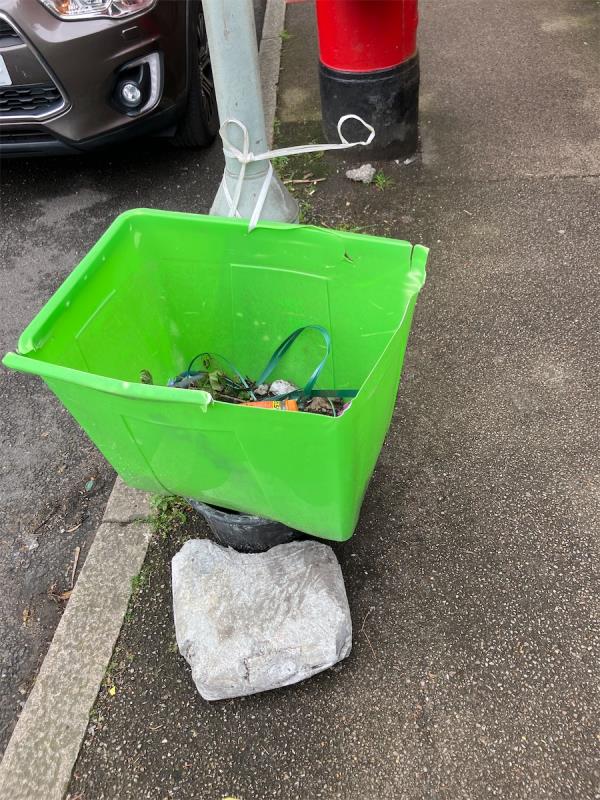 This homemade street bin contraption is in the Avignon Rd footbridge - assume this has been placed here by the LBL street sweeper ( other strange containers have been placed on pavements in the n’hood incl an upturned traffic cone in Arica Road),
-2 Avignon Road, London, SE4 2JN