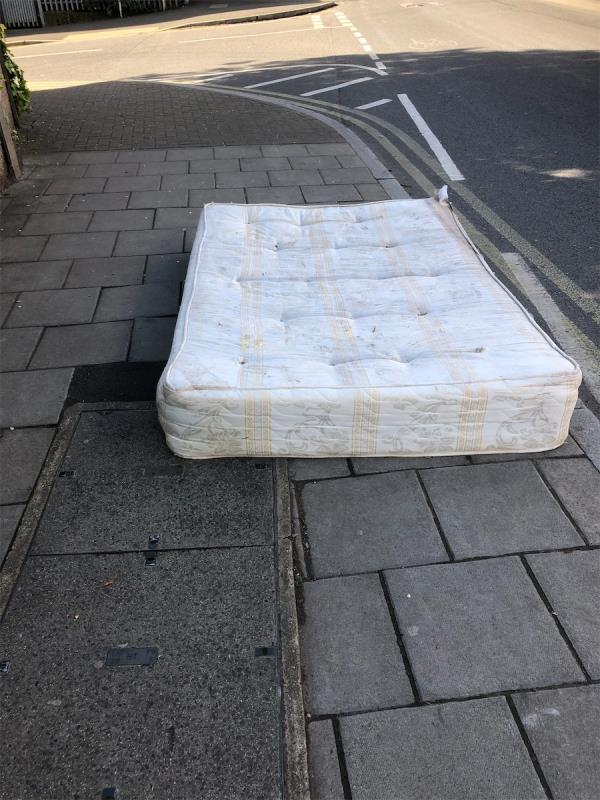 Junction of Westerley Crescent. Please clear a double mattress -Flat 1, Bronze House, Kangley Bridge Road, Lower Sydenham, London, SE26 5AY