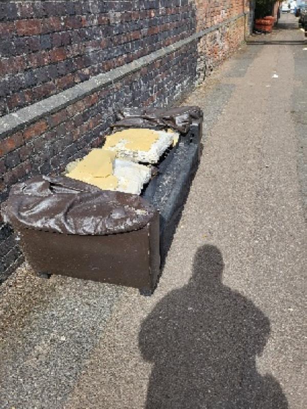 fly tipping -27 Kent Street, Leicester, LE5 3BE