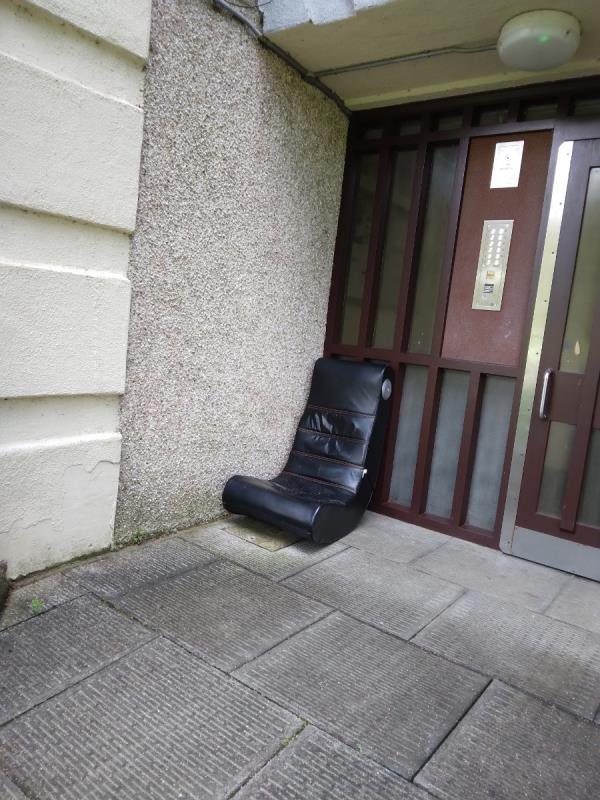 Flytipped chair outside 26 Granville road-Flat 1, 26 Granville Road, Reading, RG30 3QD