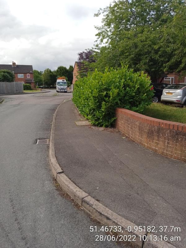 Charles Evans way by 15 . Wheelchair access is impeded -30 Ian Mikardo Way, Reading, RG4 5BZ