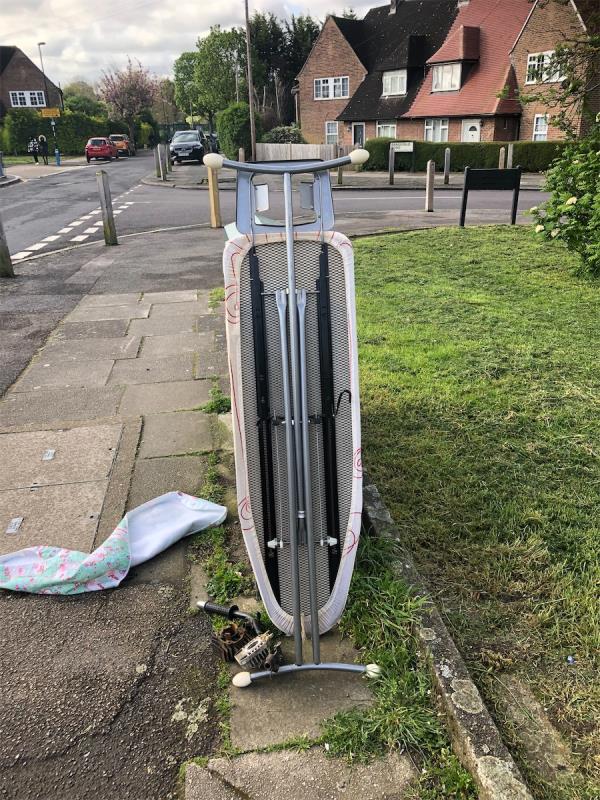 Junction of Rangefield Road. Please clear an ironing board-44 Glenbow Road, Bromley, BR1 4RW