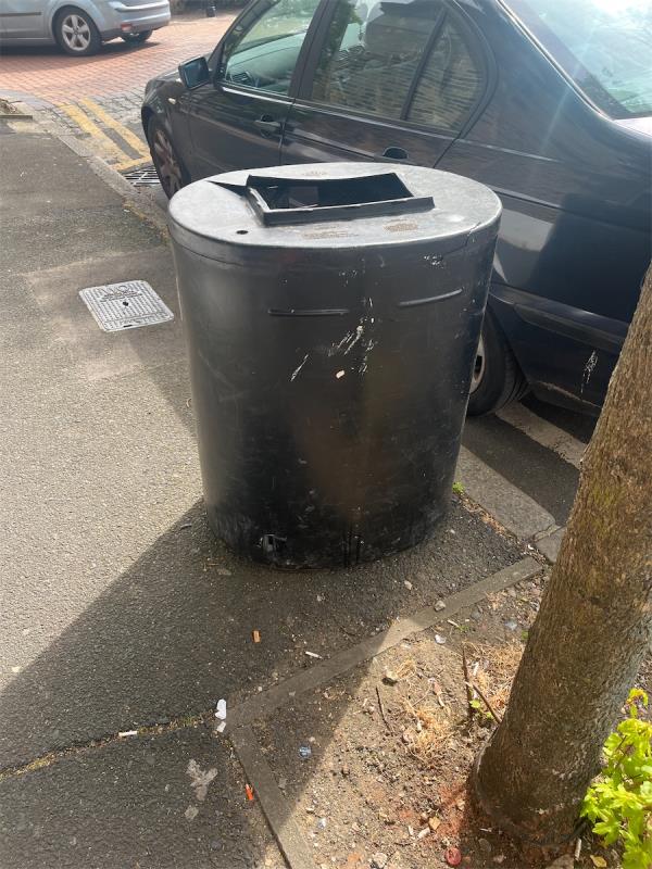 I’ve reported these 3 times. It states it’s been removed but it hasn’t -119 Oakfield Road, East Ham, London, E6 1LN