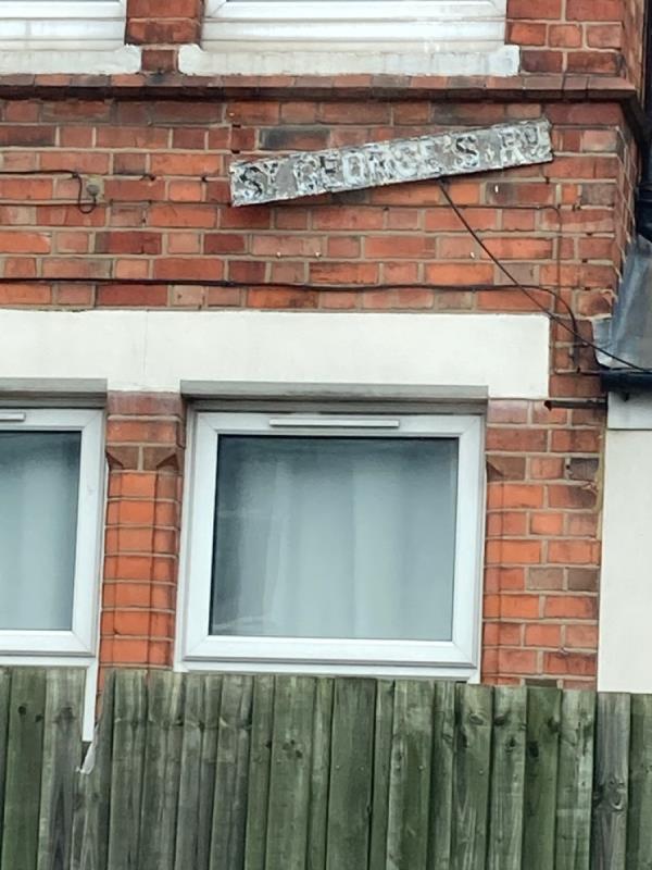 This sign is so worn it cannot be read. It’s very easy to miss the St George’s Road turning when heading down Oxford Road away from the centre-2A, St Georges Road, Reading, RG30 2RL