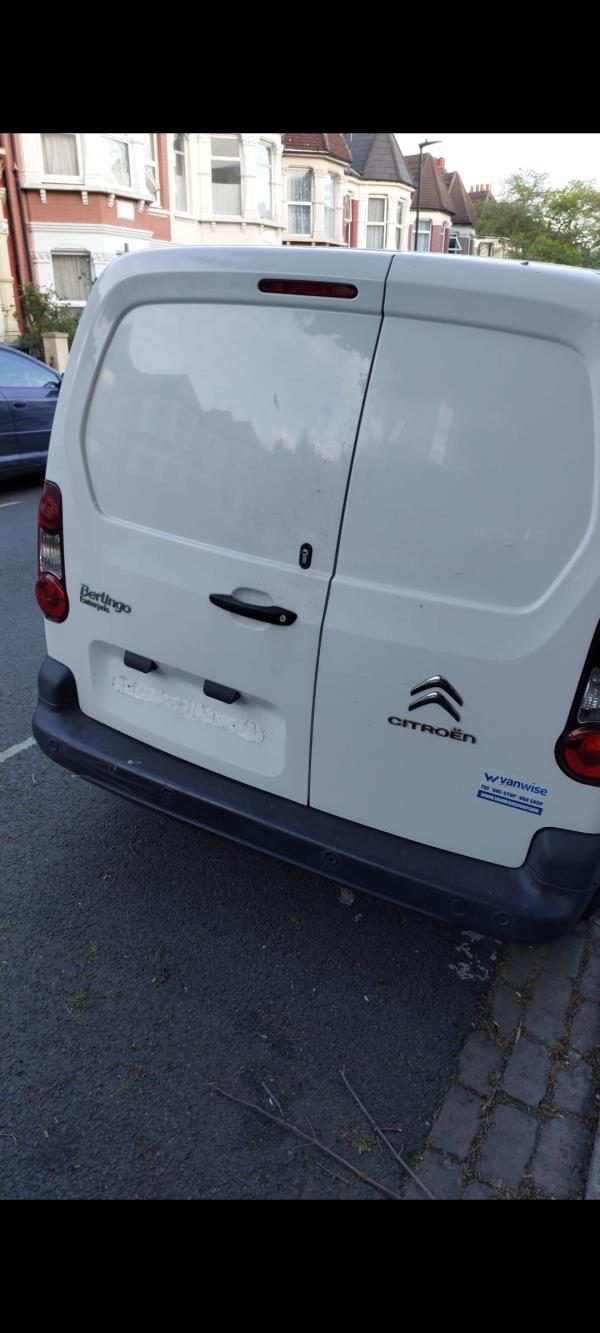 white citroen berlingo van parked without number plates outside 47 Dongola rd-n176eb