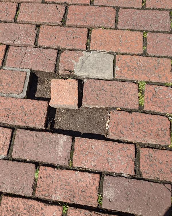 Missing bricks, creating a hole-22a North Street, Chichester, PO19 1LB