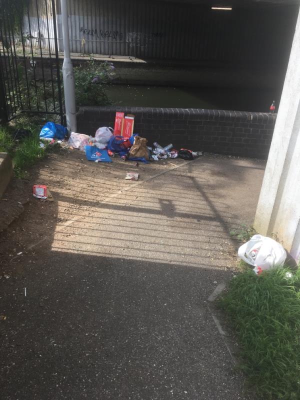 Cans and debris on pathway at corner to quay under bridge-20 Katesgrove Ln, Reading RG1 2ND, UK