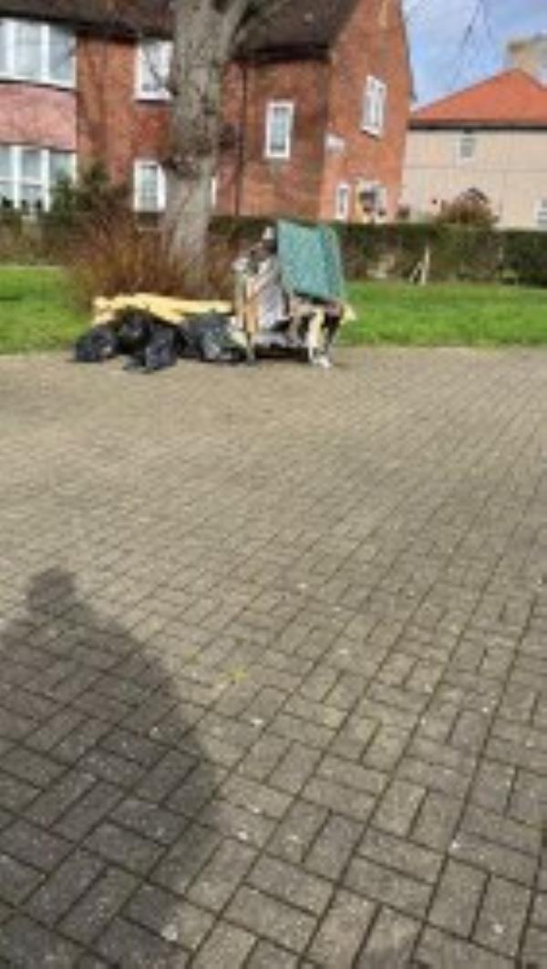 Junction of Bromley Hill
Please clear flytip
Reported via Fix My Street-187 Glenbow Road, Bromley, BR1 4ND