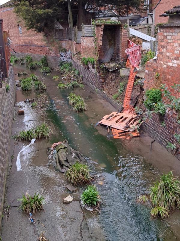 Lots of bricks masonry in the Brook (from Rolleston St onwards); Plus masonry & plastic barriers blocking the Brook.  ALSO REPORTED PREVIOUSLY BUT NO ACTION TO DATE.-First Floor Flat, 114 Green Lane Road, Leicester, LE5 3TJ