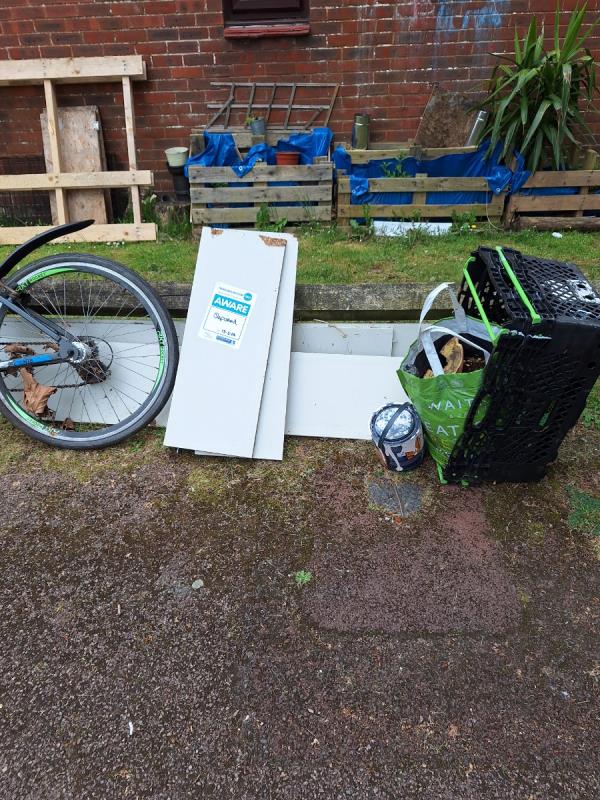 White wooden boards, plastic grates,bag of bits and small pot of paint.bike being collected by someone else.
RH-29 Bodmin Close, Eastbourne, BN20 8HZ
