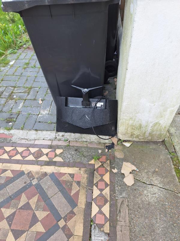 Black TV
In bin area.
RH-Flat 1, 1 The Avenue, Eastbourne, BN21 3YA