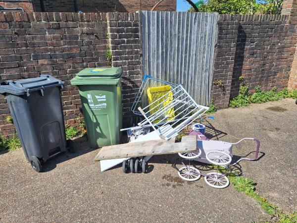 Somerset ct fly tipping 

General f tipp 

Contaminated with house wst recycling bin

Broken black house bins 

Please clear all

Thanks john-Wiltshire Court, Etchingham Road, Eastbourne, BN23 7DX