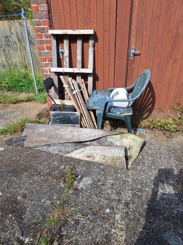 2 chairs, rug, bed slats, mirror, pillow, plastic tub, small 4 lined pallet.
All to clear please.
RH-11A, Midhurst Road, Eastbourne, BN22 9HP