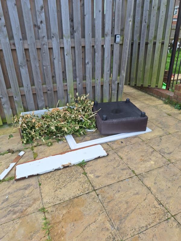 HOMES FIRST FLY TIP
Wooden frame, couch stool, other wood bits.
By bu
In store
RH-Pear Tree Court, 2A, Sumach Close, Eastbourne, BN22 0TX