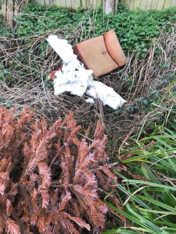 This rubbish appears to have been dumped over the back fence of 11 Cowper Way.
First reported 02/03/23. “Your report has been completed” 17/03/23.
Clearly not the case!-Reading Footpath 4, Reading