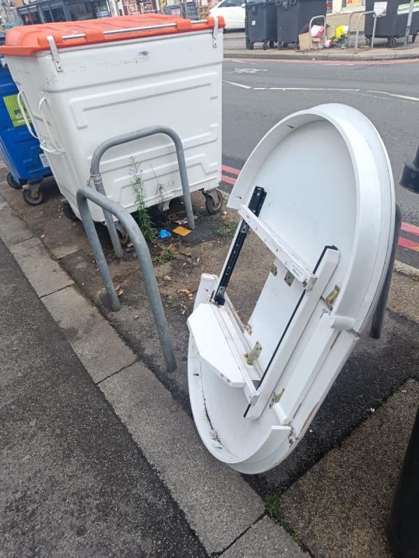 Table flytipped -Wh2 Offlicence, 385 Oxford Road, Reading, RG30 1HA