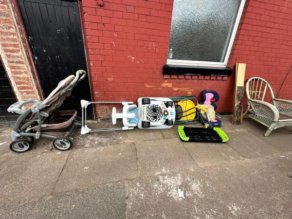 Hello,

Someone dumped this on Rowsley Street outside No.50 LE55JL on Sunday evening 05/05/2024-LE55JL
